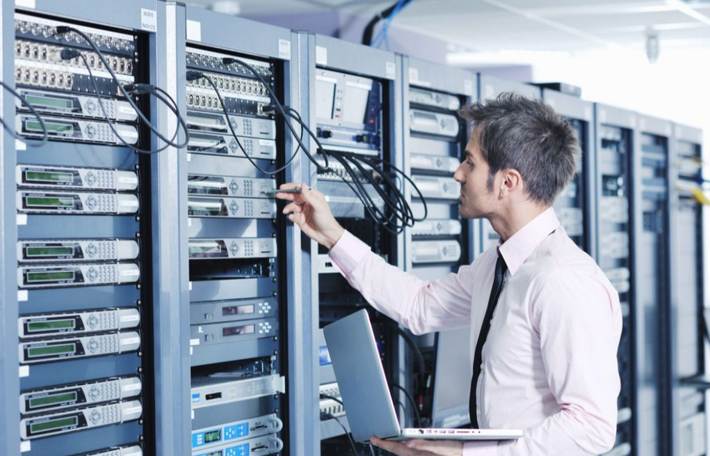 通訊行業(yè)中工控機(jī)應(yīng)用非常廣泛，通過工控機(jī)可以快速地配置基站和采集數(shù)據(jù)，進(jìn)行對(duì)通信網(wǎng)絡(luò)的合理監(jiān)控和管理。